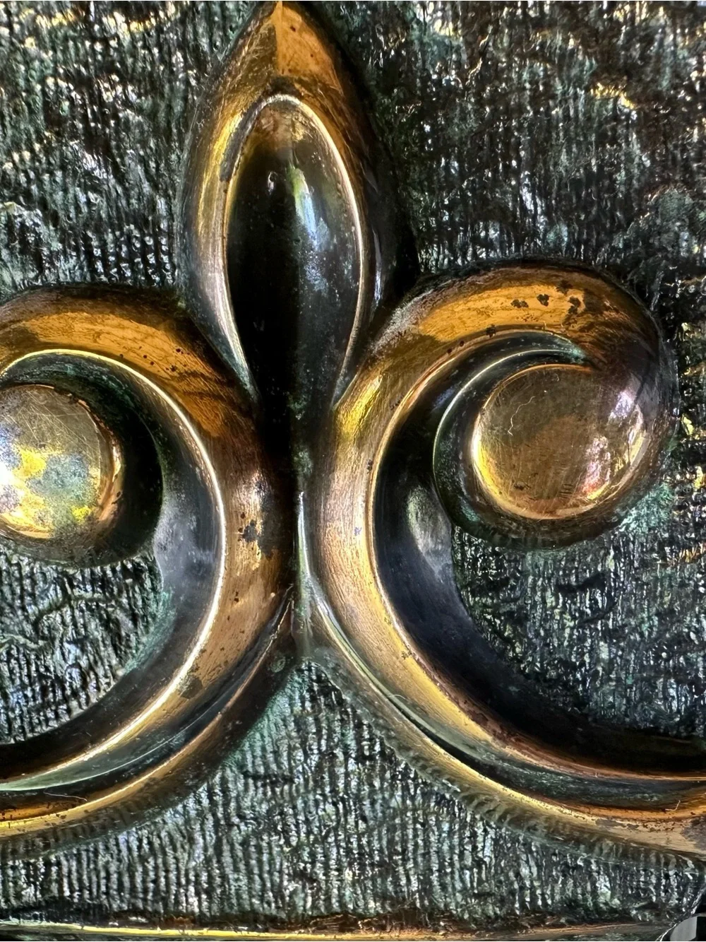 Antique Brass Fleur De Lis Toilet Paper Dispenser.